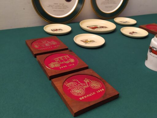 Sottobicchieri, accendino e piattini auto d’epoca