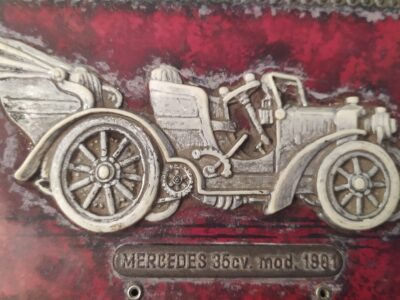 Scatola metallo rilievo auto antica