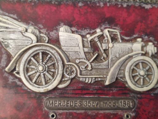 Scatola metallo rilievo auto antica