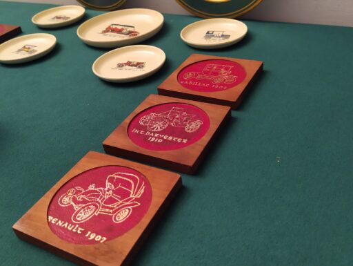 Sottobicchieri, accendino e piattini auto d’epoca