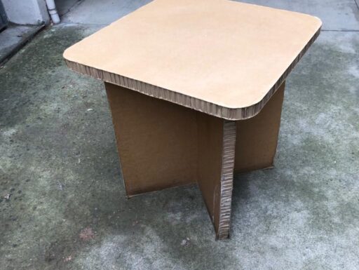 Tavolini, tavolo rettangolare e sgabelli in cartone