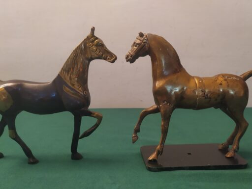 Cavalli metallo ottone bronzo galoppanti rampanti