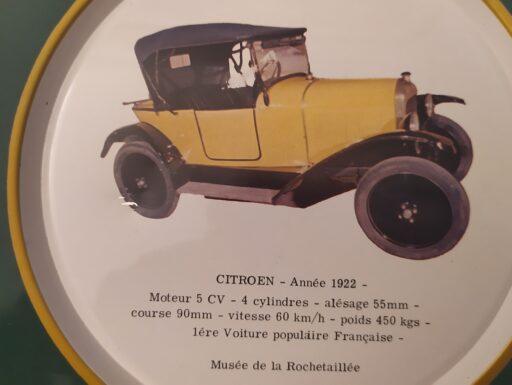 Scatola metallo rilievo auto antica