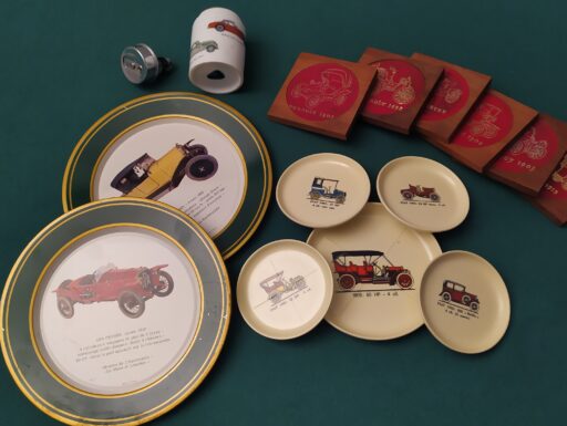Sottobicchieri, accendino e piattini auto d’epoca