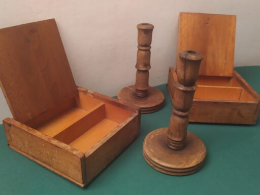 Lampade e scatole in legno d’epoca