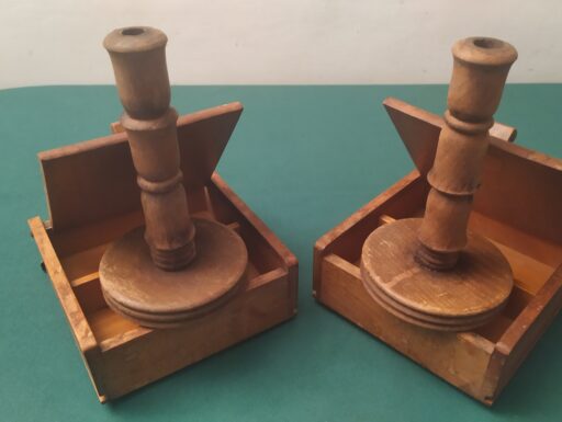 Lampade e scatole in legno d’epoca