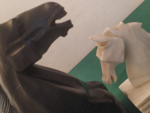 Teste di cavallo legno marmo