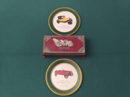Scatola metallo rilievo auto antica
