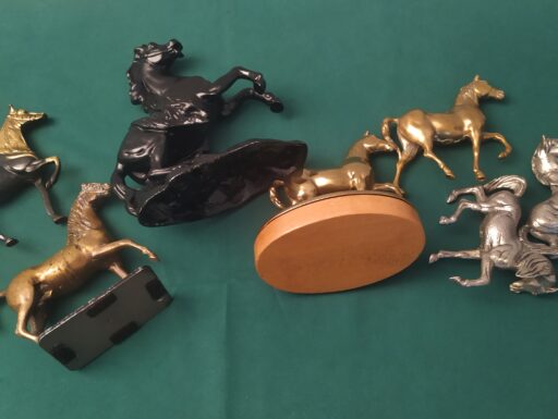 Cavalli metallo ottone bronzo galoppanti rampanti