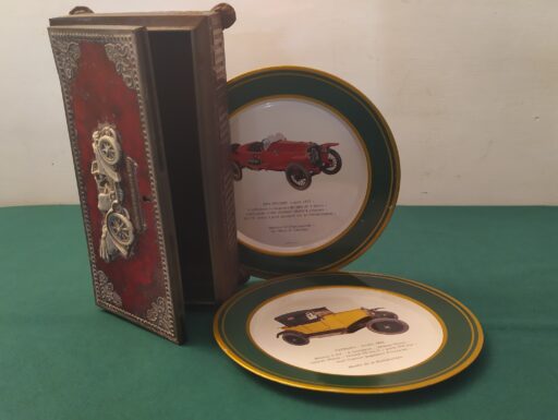 Scatola metallo rilievo auto antica
