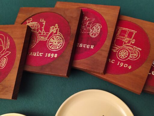 Sottobicchieri, accendino e piattini auto d’epoca