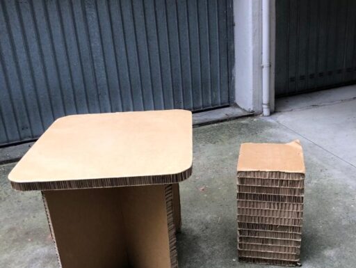 Tavolini, tavolo rettangolare e sgabelli in cartone