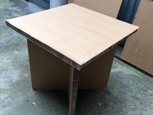 Tavolini, tavolo rettangolare e sgabelli in cartone