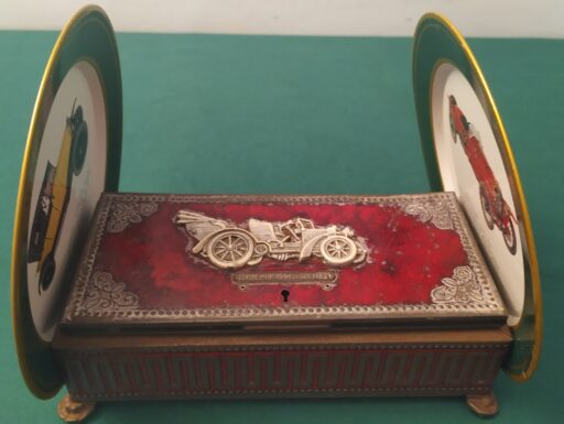Scatola metallo rilievo auto antica