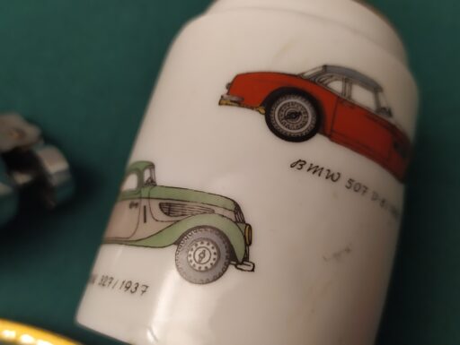 Sottobicchieri, accendino e piattini auto d’epoca