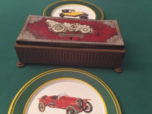 Scatola metallo rilievo auto antica