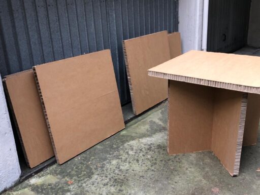 Tavolini, tavolo rettangolare e sgabelli in cartone