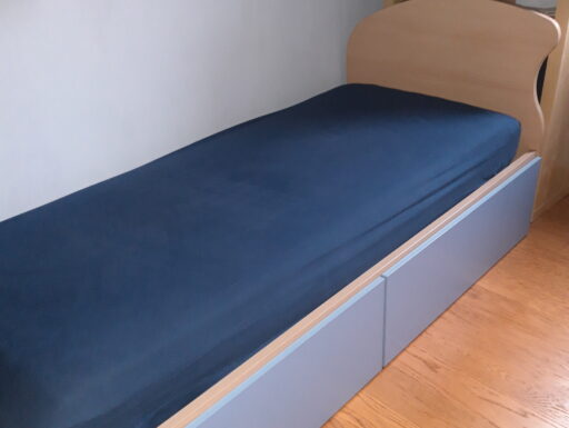 Letto una piazza con cassettoni