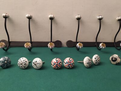 Appendiabiti in ferro e pomelli in ceramica in vari colori