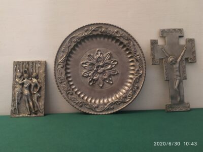 Oggetti peltro-tre grazie crocifisso piatto
