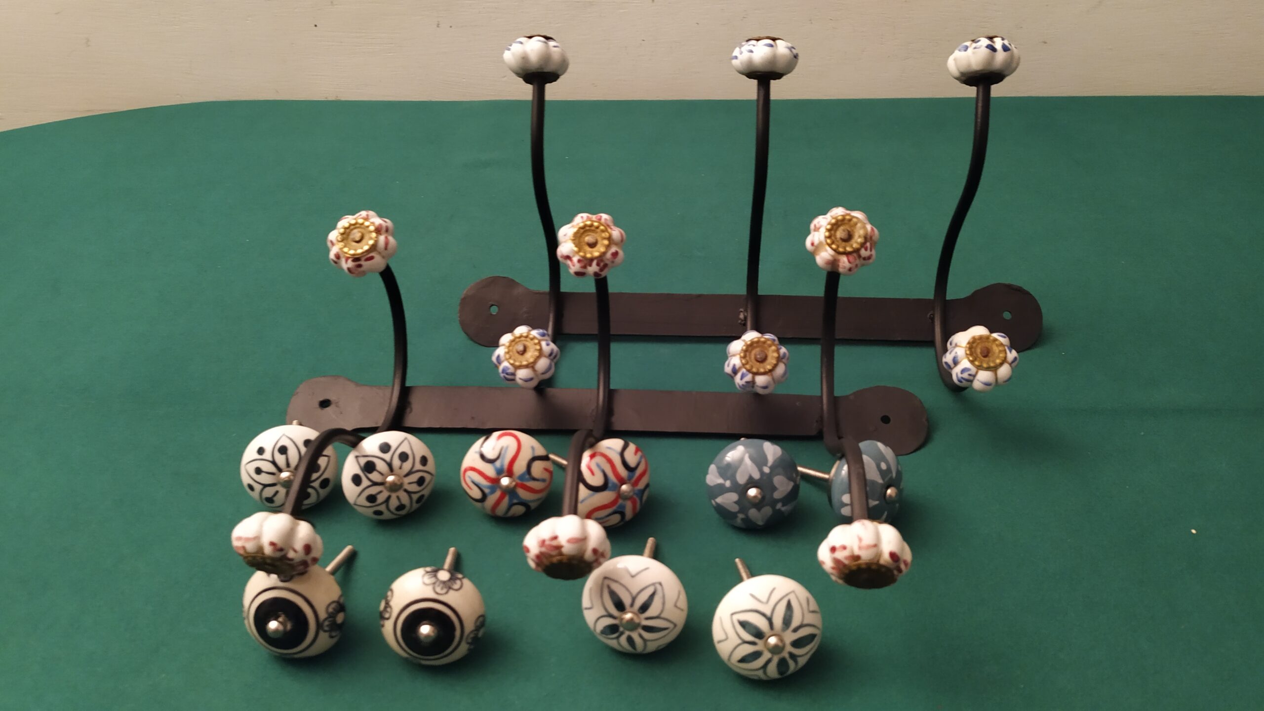 Appendiabiti in ferro e pomelli in ceramica in vari colori