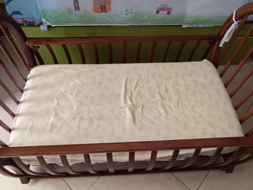 Lettino per bambini in noce massello