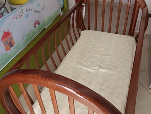 Lettino per bambini in noce massello