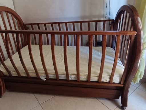 Lettino per bambini in noce massello