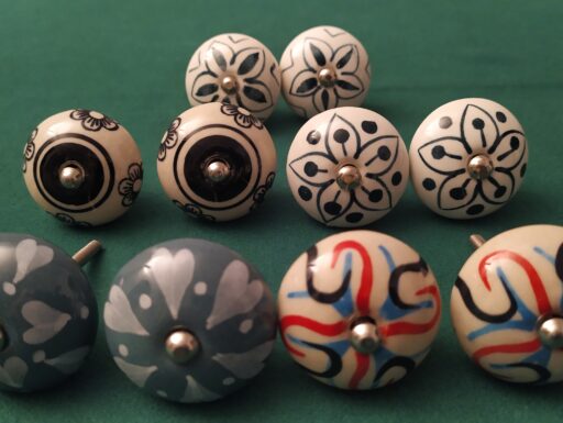 Appendiabiti in ferro e pomelli in ceramica in vari colori