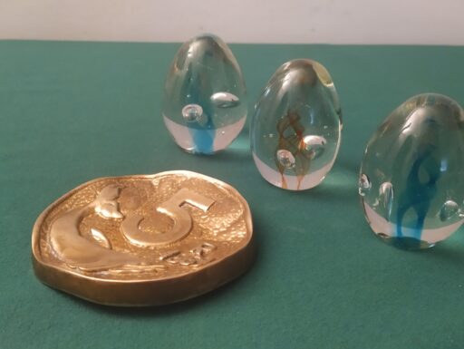 Fermacarte in ottone e plexiglass