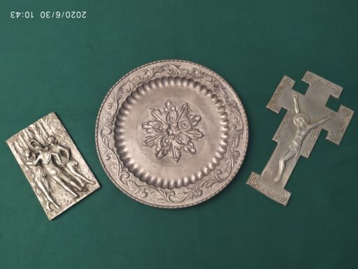 Oggetti peltro-tre grazie crocifisso piatto