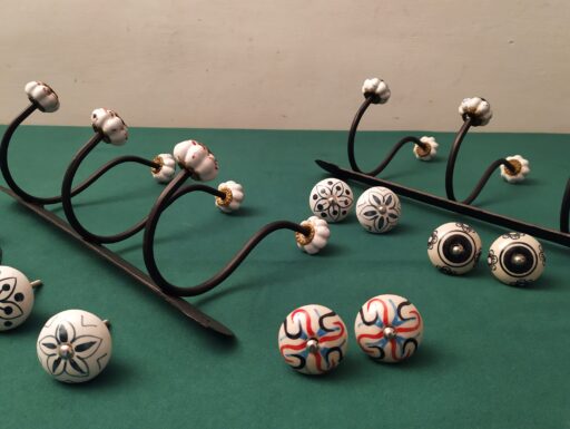 Appendiabiti in ferro e pomelli in ceramica in vari colori