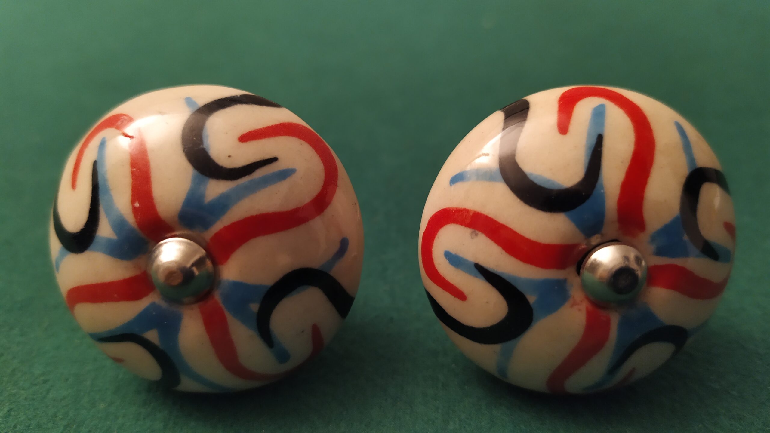 Appendiabiti in ferro e pomelli in ceramica in vari colori