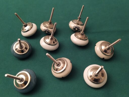 Appendiabiti in ferro e pomelli in ceramica in vari colori