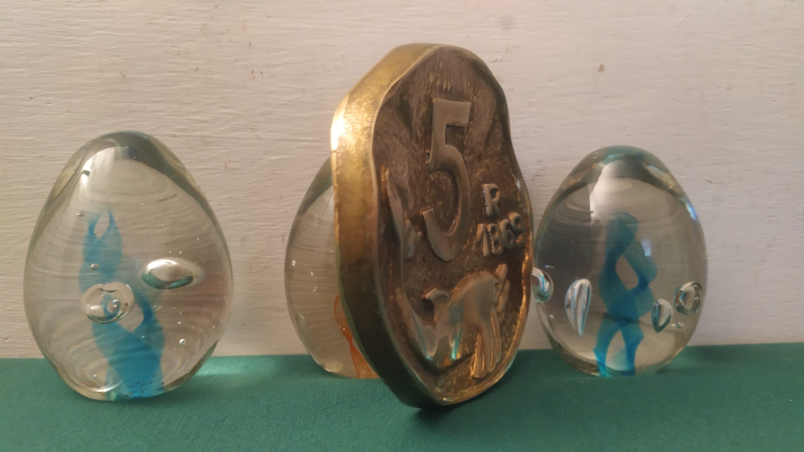 Fermacarte in ottone e plexiglass