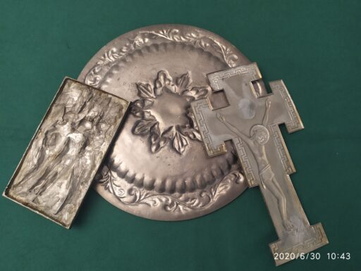 Oggetti peltro-tre grazie crocifisso piatto