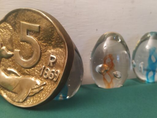 Fermacarte in ottone e plexiglass