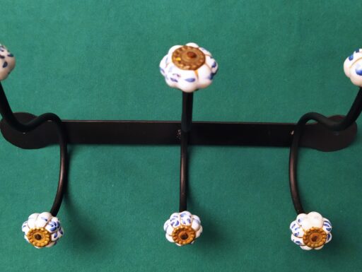 Appendiabiti in ferro e pomelli in ceramica in vari colori