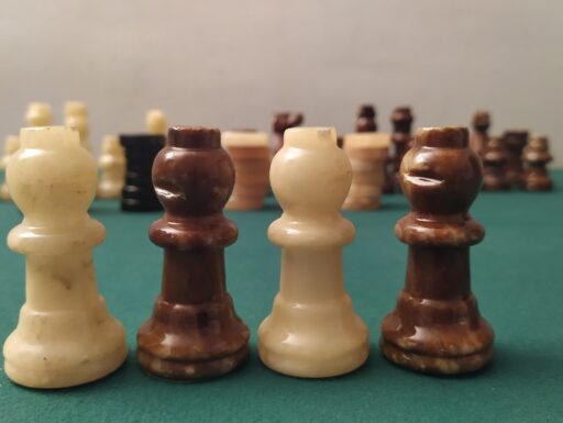 Pedine e pezzi scacchi-pietra di marmo onice