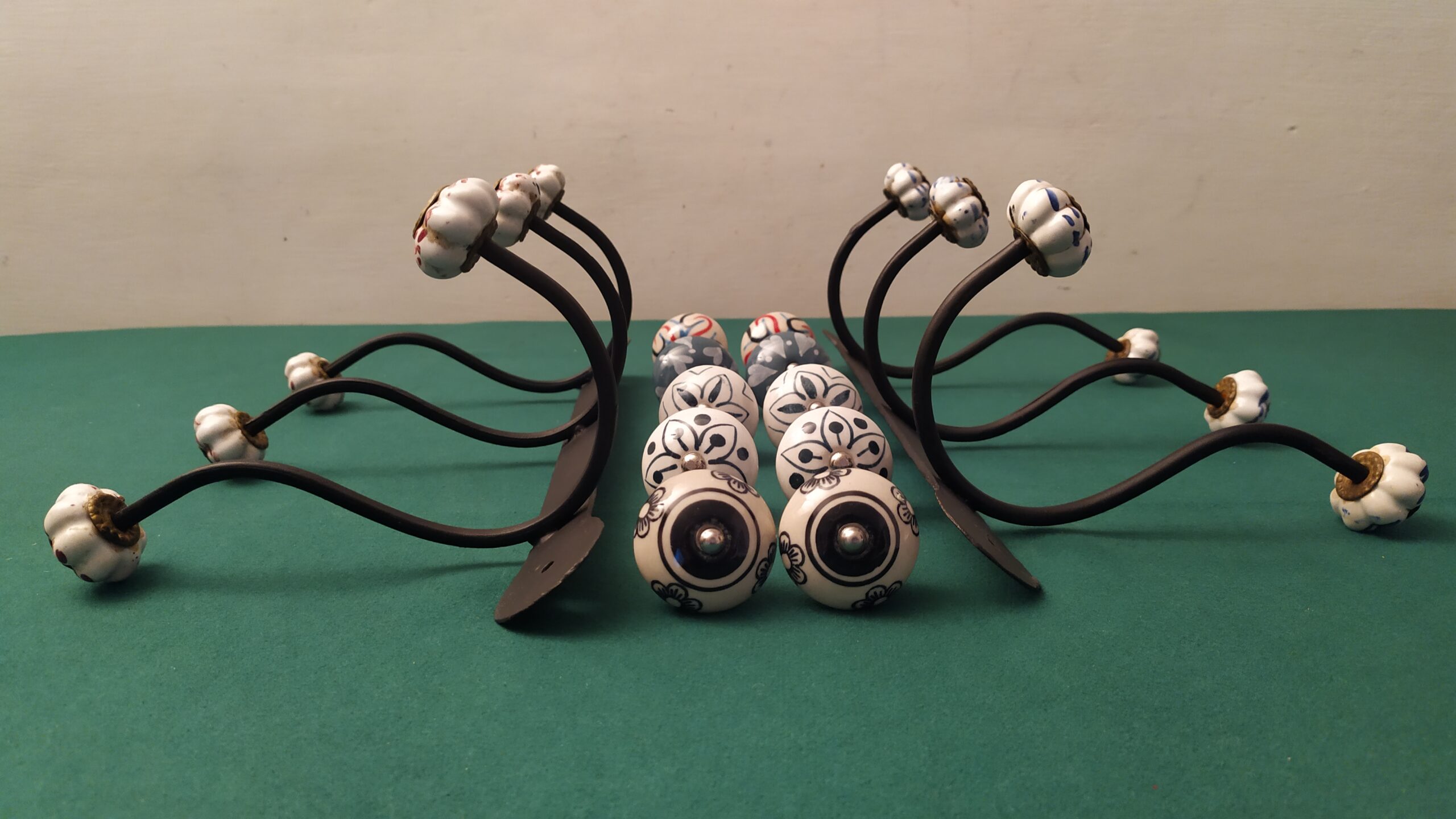 Appendiabiti in ferro e pomelli in ceramica in vari colori