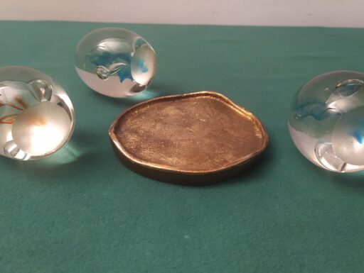 Fermacarte in ottone e plexiglass