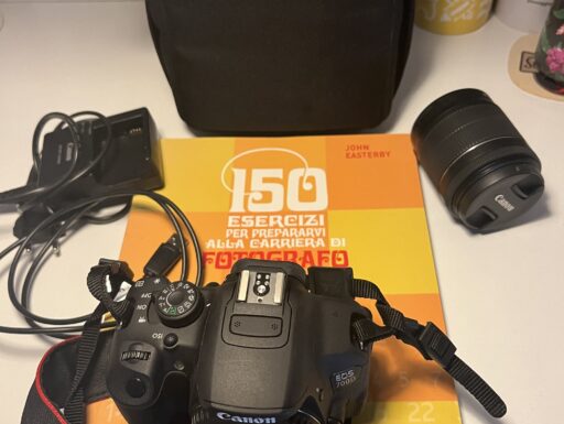Kit reflex canon eos 700d e libro con esercizi per fotografi