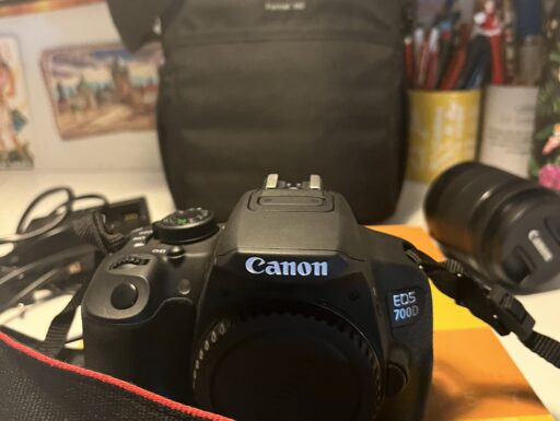 Kit reflex canon eos 700d e libro con esercizi per fotografi