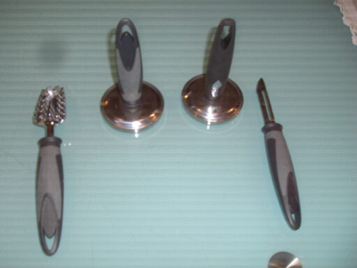 Cucina: set di quattro attrezzi per uso manuale.