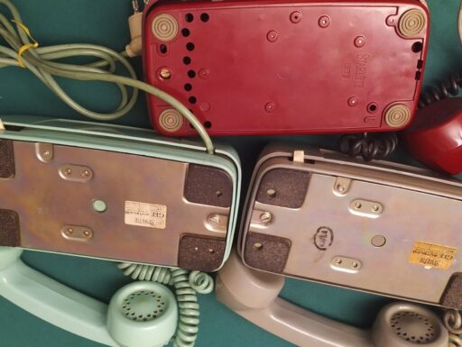 Apparecchi telefonici in bachelite-vari colori