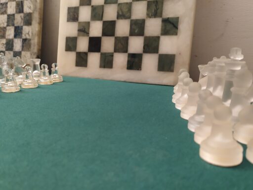 Scacchiere in marmo con scacchi in plexiglass