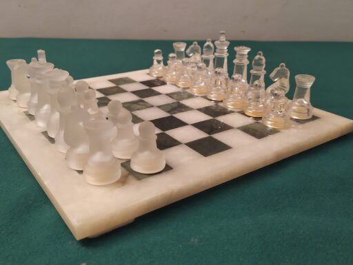 Scacchiere in marmo con scacchi in plexiglass