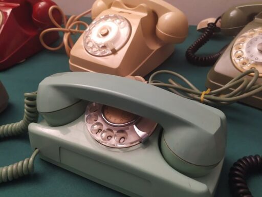 Apparecchi telefonici in bachelite-vari colori