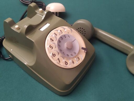 Apparecchi telefonici in bachelite-vari colori