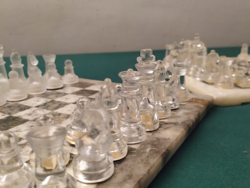 Scacchiere in marmo con scacchi in plexiglass